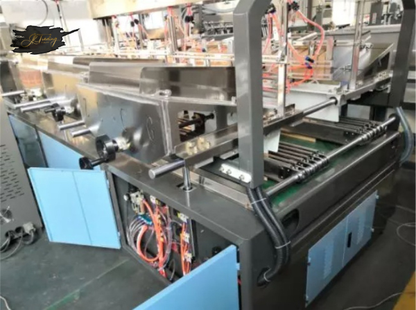 Automatic corrugated cardboard partition assembler machine